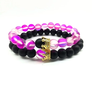 Pärchen-Kronenarmband-Set mit matt-schwarzen und rosa Perlen und Goldverzierung