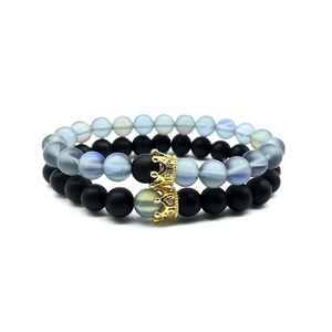 Detail von Paar-Armbändern mit matt-schwarzen und Aurora-Perlen mit goldenen Kronen
