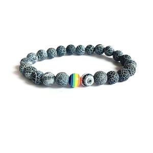 Kralenarmband van natuursteen met grijze craquelé textuur en kleurrijke regenboog kralen