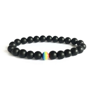 Handgemaakte zwarte matte stenen kralenarmband met een kleurrijke regenboog accent