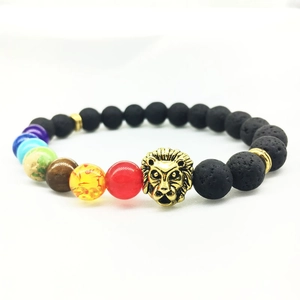 Dettaglio del bracciale energia in pietra lavica 7 chakra con testa di leone dorata e perle