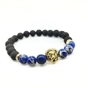 Bracelet en pierre de lave noire et pierre impériale avec charm tête de lion dorée