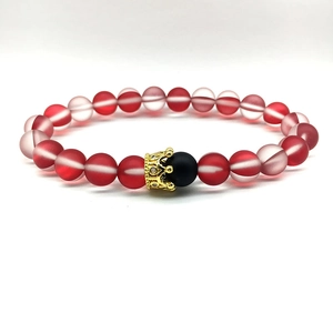 Perlenarmband mit matten rot-weißen Steinen und goldener Krone für Paare mit Elastikband