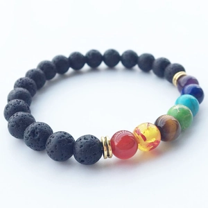 Dettaglio del bracciale chakra con pietre laviche nere e perle di pietra colorata