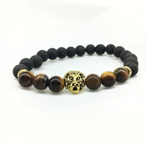 Bracelet perlé en pierre volcanique et oeil de tigre avec tête de lion dorée