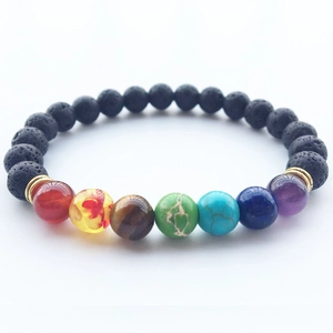 Dettaglio del braccialetto fatto a mano con perle chakra da 8mm in occhio di tigre e lava