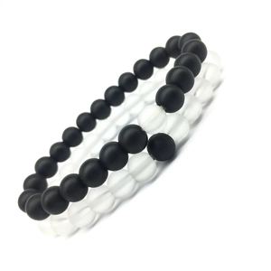 Conjunto de dos pulseras de cuentas mate de 8 mm en blanco y negro para parejas o apilado