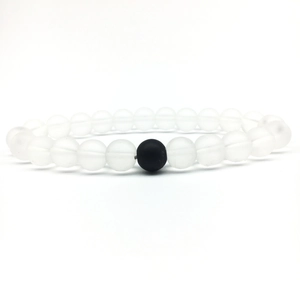 Pulsera de cuentas de piedra mate de 8mm para hombre con cuentas blancas y una negra