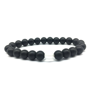 Pulsera minimalista de cuentas de piedra negra mate de 8mm con una cuenta blanca