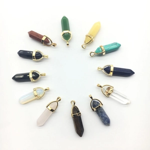 Detailliertes Set aus 12 hexagonalen Natursteinkristall-Anhängern mit eleganten Goldösen