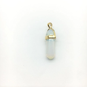 Nahaufnahme von sechseckigem Opal-Anhänger mit goldener Metallkappe auf weißem Grund