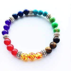 Dettaglio del bracciale chakra del sistema solare con pietre naturali colorate e argento