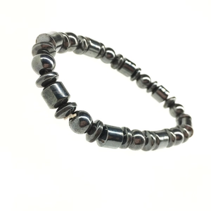 Dettaglio del bracciale elastico in ematite con perle di pietra metallica lucida