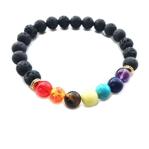 Bracciale chakra sistema solare con perle in pietra lavica e pietre planetarie colorate su fondo
