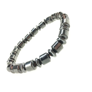 Bracciale elastico in ematite grigio scuro con perle geometriche alternate in stile minimalista