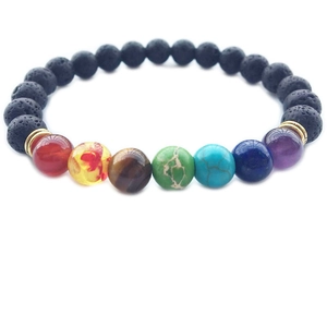 Dettaglio del bracciale chakra con pietre vulcaniche naturali e perle in pietra colorata