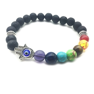 Dettaglio del bracciale con perline del sistema solare con mano di Fatima e malocchio