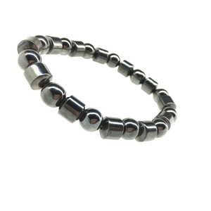 Macro di bracciale in ematite con alternanza di perline cilindriche e sferiche lucide
