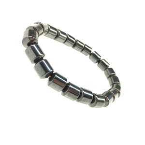 Dettaglio ravvicinato di perline di ematite grigia su un bracciale elastico sobrio