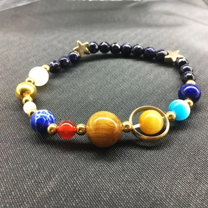 Vista dettagliata del bracciale sistema solare con pietre blu e perle dei pianeti