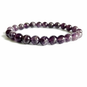 Dettaglio di perle tonde in ametista naturale con texture viola particolari