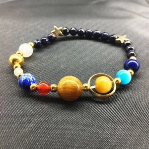 Bracciale pianeti del sistema solare con pietre naturali e ciondolo a stella su sfondo nero