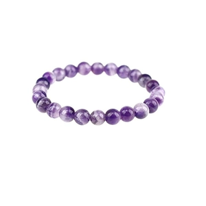 Dettaglio macro del bracciale con perle di ametista naturale e venature viola uniche