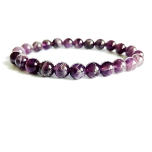 Dettaglio del bracciale in ametista naturale con perle viola e cordino elastico flessibile