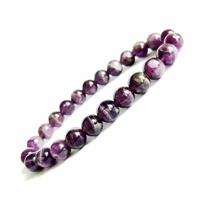 Dettaglio macro del bracciale con perle di ametista naturale e texture lucida e chiara