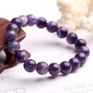 Bracciale in ametista naturale con pietre preziose viola lucide su base in legno