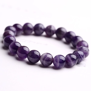 Bracciale di perle in ametista naturale con trame cristalline su sfondo bianco