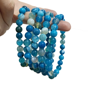 Pile de bracelets extensibles en agate bleue rayée avec motifs de perles translucides