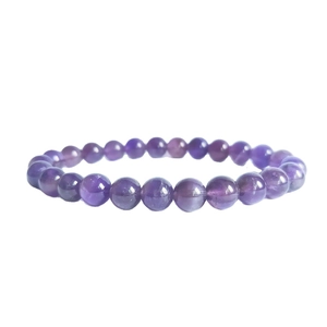 Bracciale di perle in ametista naturale lucida con cordino elastico su sfondo bianco