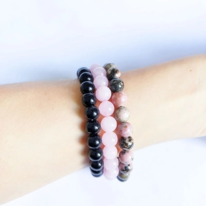 Gros plan de bracelets extensibles en perles de 8 mm d'agate, quartz rose et rhodonite