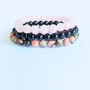 Détail de bracelets en quartz rose et onyx de 8 mm dans un ensemble empilable de trois pièces