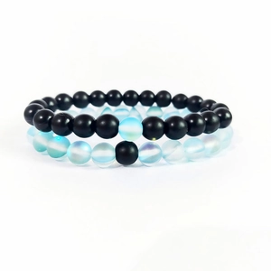 Set van 8mm matzwarte kralen en blauwe iriserende flash steen kralen armbanden
