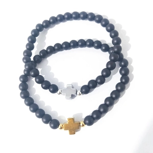Set di due braccialetti di perline in pietra nera opaca con ciondoli a croce oro e argento