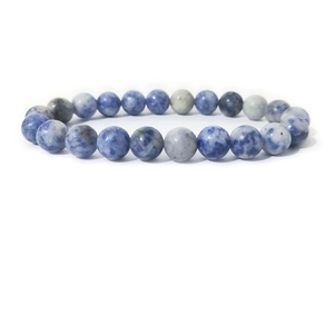 Pulsera de cuentas de sodalita azul natural de 8 mm con textura de mármol en fondo blanco