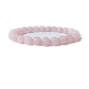 Detalle macro de cuentas de calcedonia rosa de 8mm en una pulsera redonda elástica