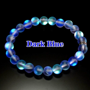 Détail de perles bleu foncé dépolies avec lueur aurora et breloque en argent ciselé