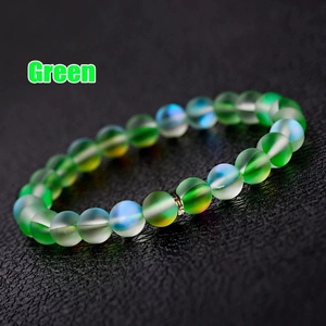 Détail du bracelet en perles de cristal vert émeraude dépoli avec effet de lueur boréale