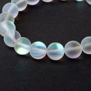 Bracelet en perles de verre dépolies effet pierre de lune avec reflets irisés colorés