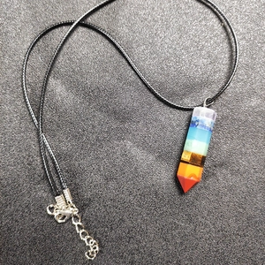 Detailansicht der Chakra-Halskette mit hexagonalem Heilstein-Anhänger und sieben bunten Steinen