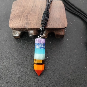 Chakra 7-Farben hexagonaler Kristall-Anhänger Halskette auf Holzständer