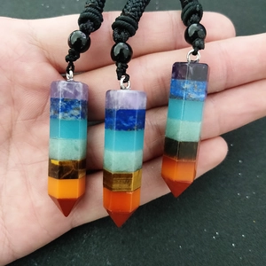 Set mit drei sechseckigen Sieben-Chakra-Kristall-Heilanhängern mit schwarzen Kordeln