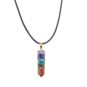 Zeven chakra kristallen pilaar hanger ketting met kleurrijke halfedelsteen op zwart koord