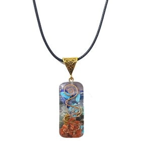 Chakra ketting met kleurrijke halfedelstenen en koperen spiraal in hars hanger