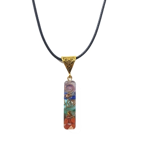 7 Chakra stenen hars hanger ketting met kleurrijke kristallen en koperen spiraal detail