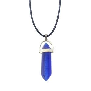 Detail van blauwe zeshoekige kristallen hanger met zilveren kap aan zwart koord
