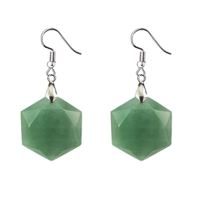 Détail de boucles d'oreilles en cristal vert hexagonal avec crochets en argent